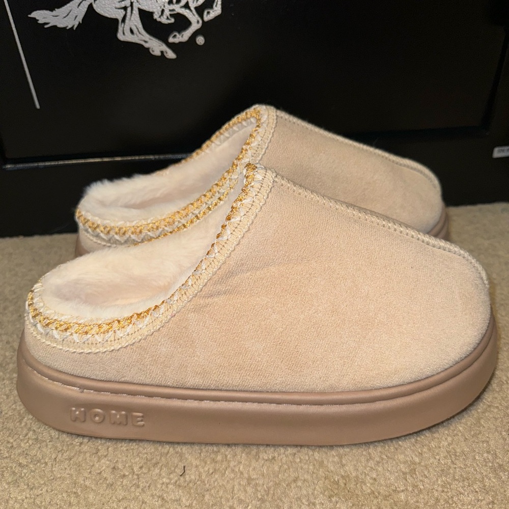 ❤️2 for 10❤️ Home cream Tasman Ugg slipper lookalike. Never worn